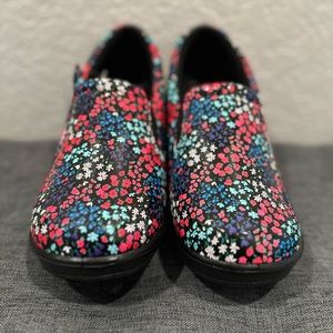 EASY WORKS EASY STREET Women Multi Flower Patent Leeza Slip On Clogs